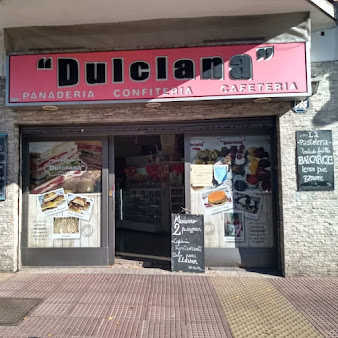 Fachada de Dulciana: toldo rosa con el nombre en letras negras